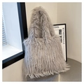 Gros plan détaillé du sac cabas en fausse fourrure gris clair à texture moelleuse - Gris
