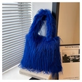 Gros plan d'un sac cabas en fausse fourrure bleu Klein avec une texture douce et soyeuse - Bleu foncé