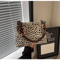 Detail der Leopard-Tragetasche mit Vintage-Holzperlengriffen und geflochtenen Seilakzenten - Gebrochenes Weiß