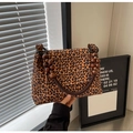 Detail der Totebag mit Leopardenmuster, Vintage-Holzperlengriff und Stoffstruktur im Fokus - Braun
