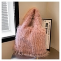 Gros plan d'un sac cabas rose en fausse fourrure pelucheuse avec une texture douce - Rose
