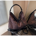 Detalle de tela con estampado de leopardo y ribete de cuero negro con lazo en el bolso - Leopardo Oscuro