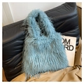 Gros plan sur le sac cabas en fausse fourrure bleu clair montrant sa texture douce - Bleu