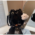 Dettaglio della borsa a secchiello nera con coulisse e grazioso ciondolo a nuvola di peluche - Nero
