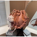 Dettaglio borsa a secchiello rosa con coulisse, ciondolo peluche e manico intrecciato - Rosa