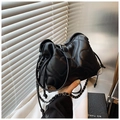 Schwarze Schultertasche aus gestepptem Leder mit Silberkette und Kordelzugverschluss - Schwarz