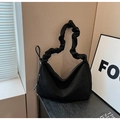Minimalistische schwarze Wildleder-Achseltasche mit markantem gefaltetem Schultergurt - Schwarz