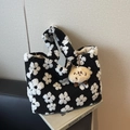 Sac fourre-tout en sherpa à motif floral blanc et pendentif pelucheux d'automne - Noir avec petites fleurs blanches