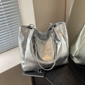 Silberne Tote-Tasche mit Kettenhenkeln und dreieckigem Logo-Schild für Damen - Silber