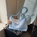 Hellblaue Jacquard-Schultertasche mit Schleifen und einem Cupcake-Plüsch-Anhänger - Blau