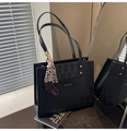 Bolso tote grande de cuero negro con textura tejida y detalle de pañuelo de seda de leopardo - Negro