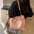 Hellrosa Shopper-Tasche mit Kroko-Prägung und stilvollem Metallketten-Riemen - Rosa