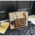 Bolso tote grande en color beige y marrón con diseño de rejilla y pañuelo decorativo - Marrón
