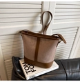 Dettaglio della borsa a secchiello vintage con cuciture a contrasto in pelle scamosciata - Cachi