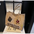 Dettaglio borsa tote in tela kaki con ricamo orsetto e toppe in ciniglia testurizzata - Cachi