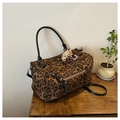 Sac cabas à motif léopard avec poignées noires et pendentif ours en peluche blanc - Imprimé léopard