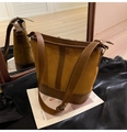 Dettaglio borsa a secchiello vintage in pelle scamosciata con finiture in pelle marrone - Marrone Giallastro