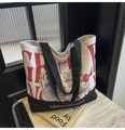 Dettaglio della borsa tote in tela con cuciture nere e stampa artistica su marmo bianco - Rosso