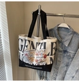 Dettaglio della borsa tote in tela con logo Gentlewoman e stampa artistica di rose - Nero