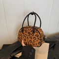 Borsa a mano rotonda leopardata con manici in pelle nera e consistenza in peluche - Piccolo / Marrone