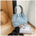 Dettaglio della borsa in denim con borchie metalliche e chiusura a girello argento - Blu