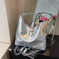 Sac à épaule Y2K argenté chic avec texture froissée métallique et breloque chiot - Argent avec pendentif