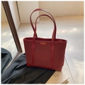 Bolso tote vintage rojo oscuro con textura mate y detalles dorados elegantes - Rojo