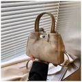 Dettaglio mini borsa beige vintage con cuciture stile denim e chiusura a girello in metallo - Cachi