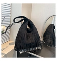 Dettaglio della borsa tote in pelle scamosciata nera con lunghe frange in stile boho - Nero