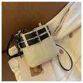 Mini borsa a secchiello retrò in camoscio beige con cinturini neri e metallo - Bianco Sporco