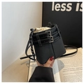 Sac seau minimaliste en cuir noir mat avec cordon de serrage et boucle argentée - Noir