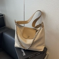 Borsa hobo intrecciata beige con finiture in pelle marrone e tracolla a catena metallica - Cachi