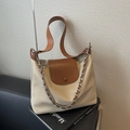 Grande borsa tote in tela beige con finiture in pelle marrone e catena in metallo - Marrone