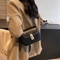 Sac bandoulière en cuir mat noir avec fermoir métallique doré en U et fine bandoulière - Noir