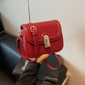 Sac bandoulière carré en cuir rouge élégant avec fermoir rotatif en métal doré - Bordeaux
