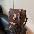 Sac bandoulière rétro marron foncé au fini mat et fermoir rotatif en métal doré - café