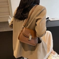 Sac bandoulière vintage marron en similicuir avec fermoir rotatif et sangle - Marron