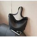 Sac seau hobo en cuir grainé noir avec fine bandoulière sur fond minimaliste gris - Noir