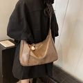 Braune matte Hobo-Schultertasche aus Leder mit kreativem Seil- und Baseball-Anhänger - Mocha mit Anhänger