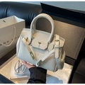 Sac à main élégant en cuir grainé blanc crème avec boucle dorée et bandoulière réglable - Blanc Cassé