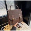 Piccola borsa a tracolla retrò marrone scuro con fibbie vintage e dettagli in camoscio - caffè