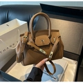 Sac à main en cuir marron grainé avec fermoir doré et bandoulière amovible élégante - Marron