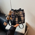 Elegante borsa a secchiello a quadri autunnale con un grazioso ciondolo a coniglietto - Nero (Con Ciondolo)