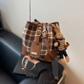 Elegante borsa a secchiello a quadri marroni con ciondolo a coniglio e tracolla regolabile - Marrone (Con Ciondolo)