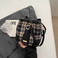 Borsa a secchiello a quadri a contrasto con finiture in pelle nera - Nero (Senza Ciondolo)