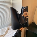 Schwarze Shopper-Tasche aus strukturiertem Leder mit braunem Plüsch-Anhänger - Schwarz Mit Anhänger