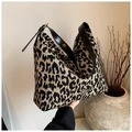 Nahaufnahme der großen Shopper-Tasche mit Leopardenmuster und schwarzen Lederriemen - Schwarz