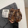 Borsa a secchiello a quadri marroni con stile pendolare e tracolla regolabile - Marrone (Senza Ciondolo)