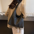 Große schwarze Leder-Einkaufstasche im Hobo-Stil mit weicher Narbung für den Alltag - Schwarz