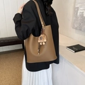 Braune Shopper-Tasche aus Litchi-Leder mit Plüschbär-Anhänger und Schultergurten - Braun mit Anhänger
